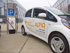 Mitsubishi iMiEV vor dem Stade de Suisse in Bern